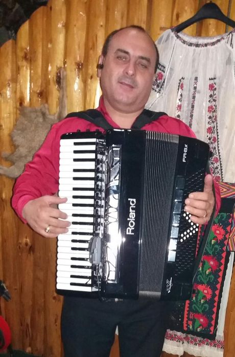 Acordeonist  ofer servicii pentru tradiții obiceiuri nunti