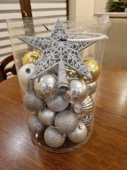 Globuri argintii pentru brad