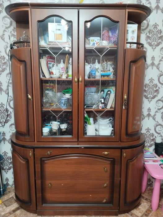 Продам шкаф красивый уместный для гостиной в хорошем состоянии высотой