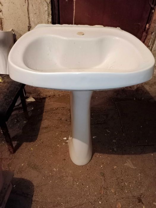 Продам раковину с пьедесталом адрес 6 мкр(кунаева)