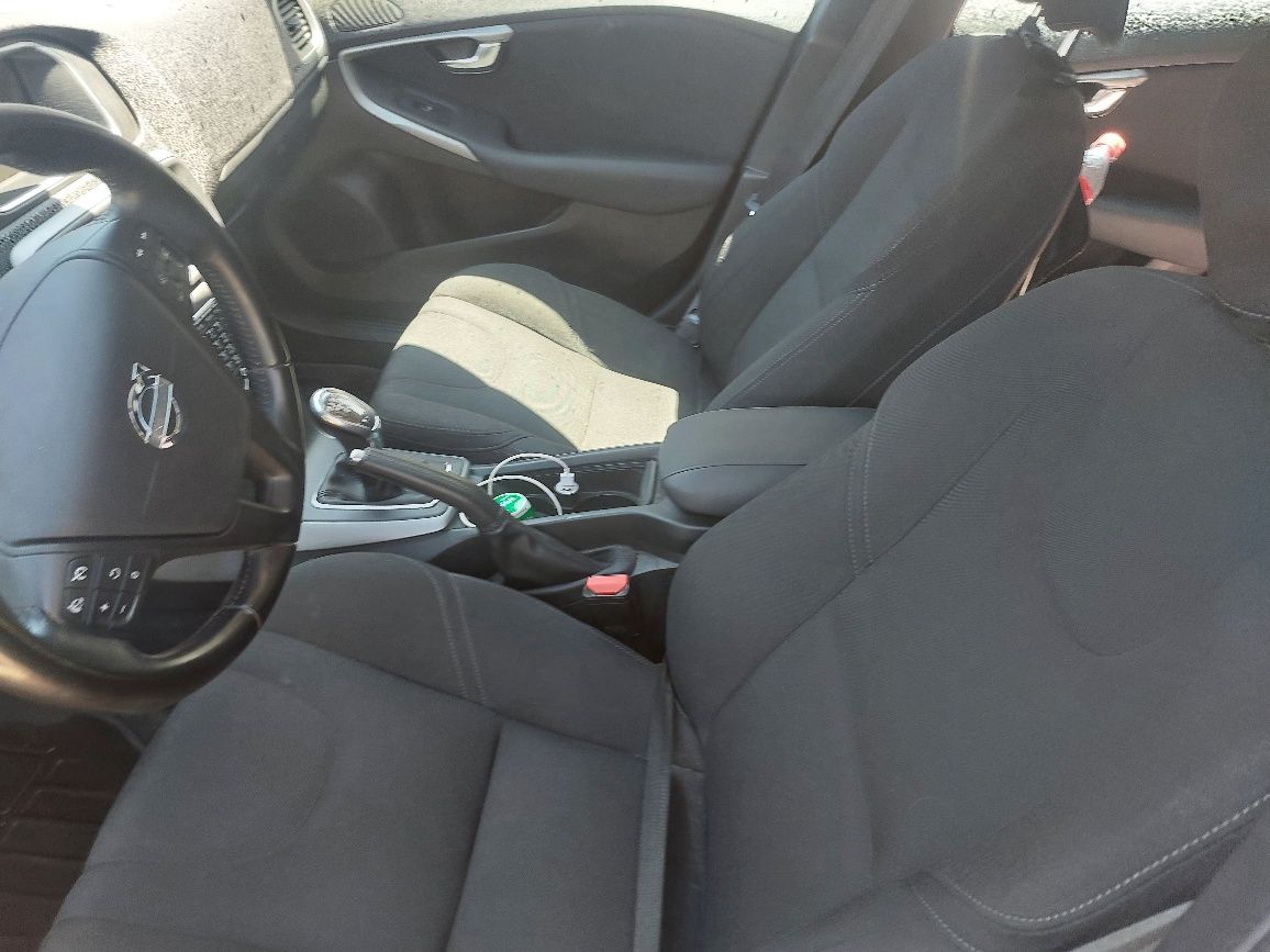 Volvo  v40  2013