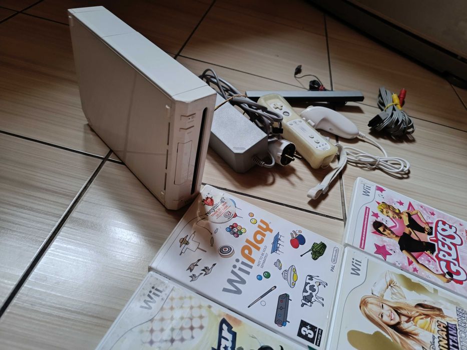 Wii full cu accesorii jocuri originale Wii Play Boogie Hannah Montana