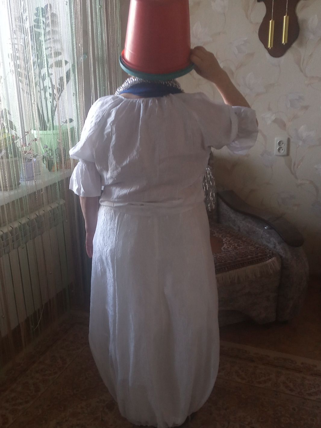 Костюм Снежной бабы и костюм цыганки.