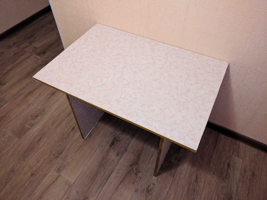 Журнальный стол, крепкий детский стол, станция метро Москва