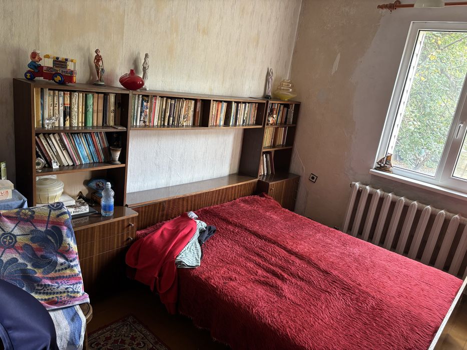 Двойно легло с рафтове и ракла и единично легло с чекмедже