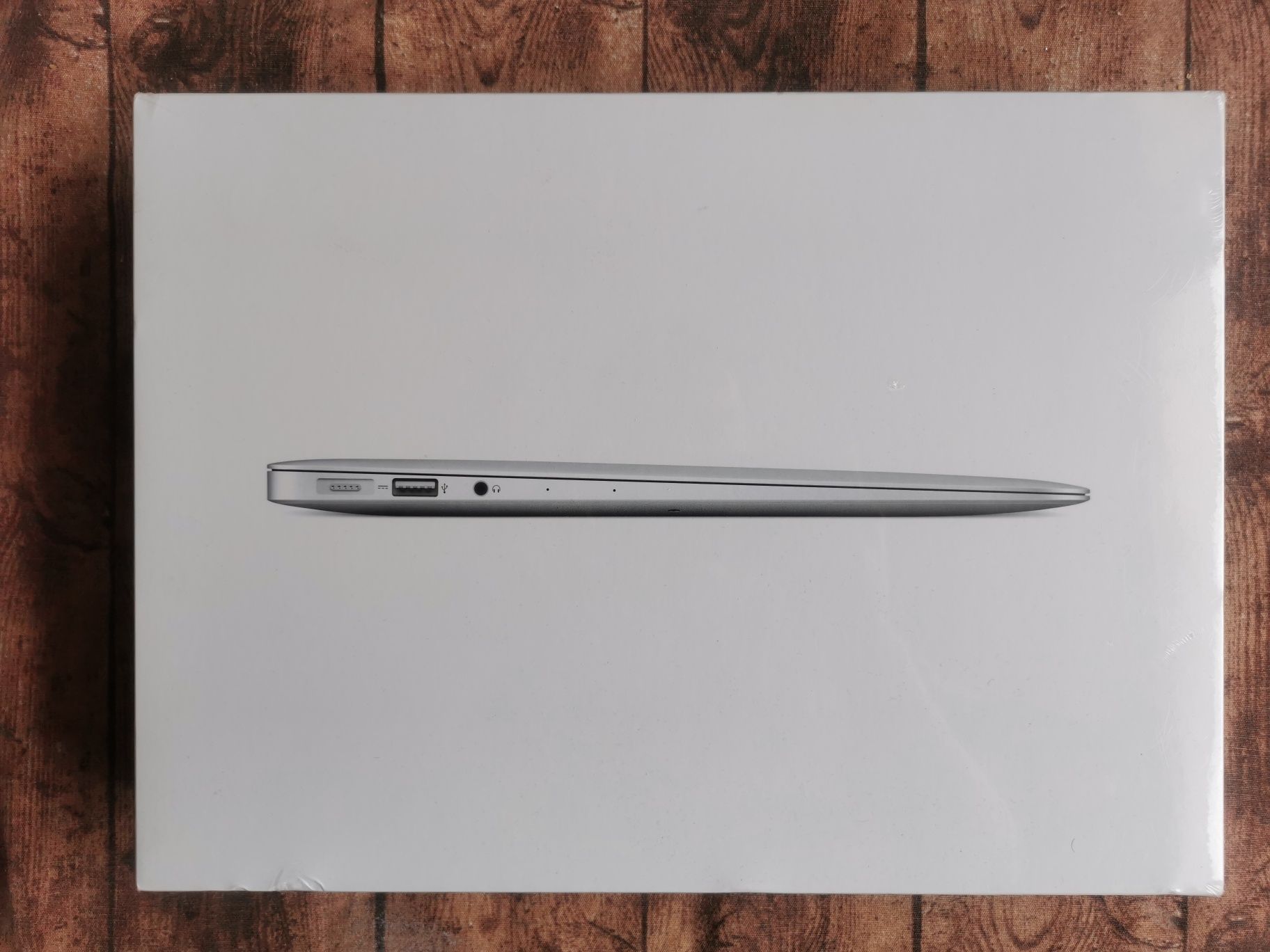 MacBook Air 13 (2017) 
ЧИСТО НОВ! Неразопакован