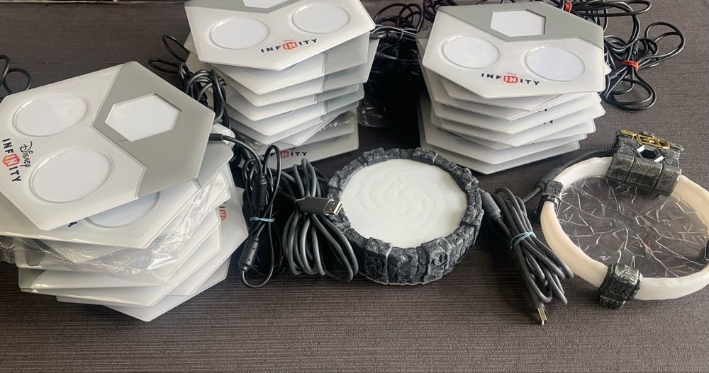 Портали 28бр за Disney Infinity + 2бр за Skylanders-Xbox 360-30лв