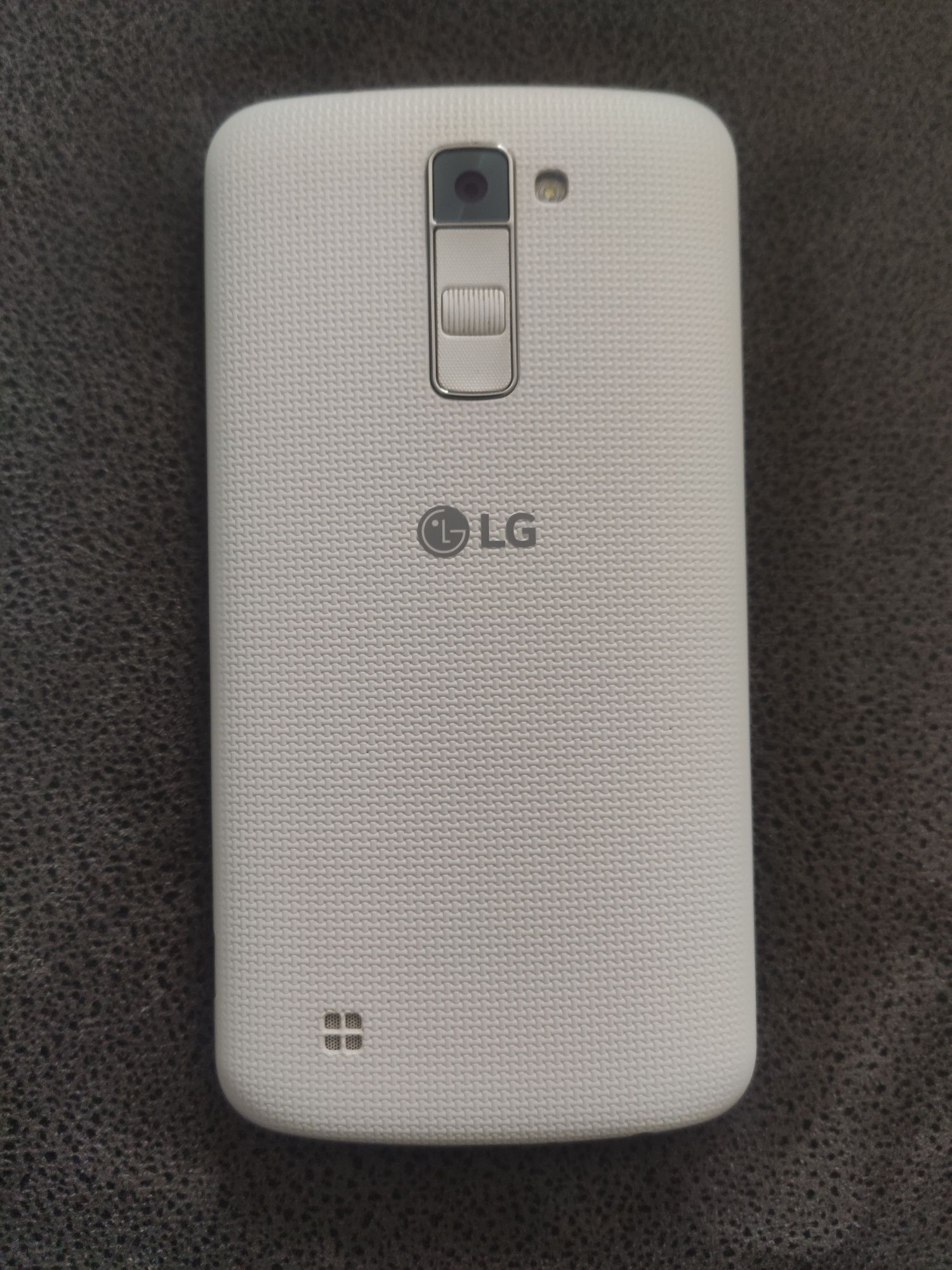 Продавам LG K10 LTE K420N 16GB 4G бял