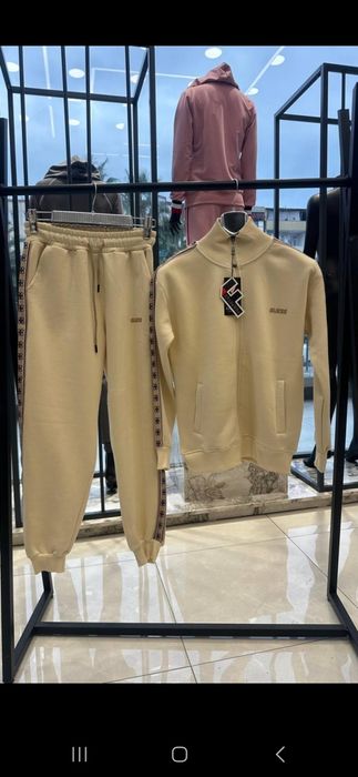 Налични дамски екипи и долнища