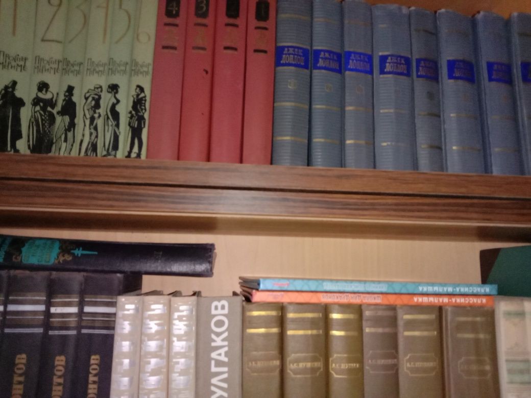 Продаю подписные издания и тематические книги.
