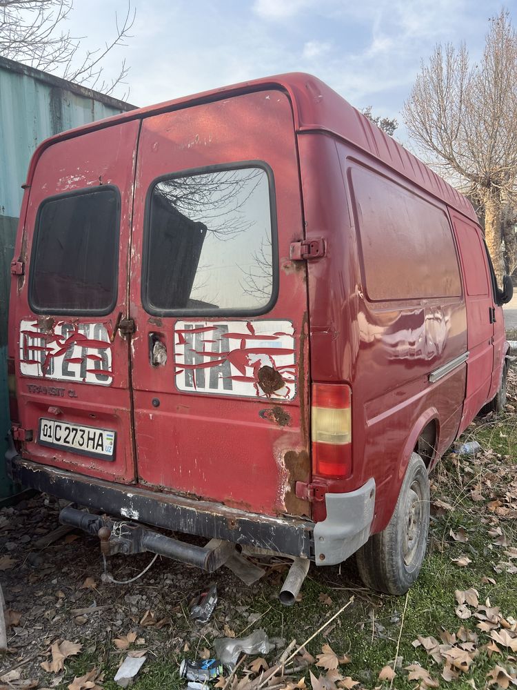 Ford Furgon qizil