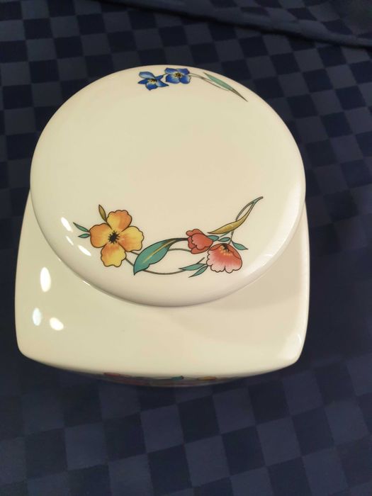 Антична бронзова везна и Порцеланов   буркан за бисквити