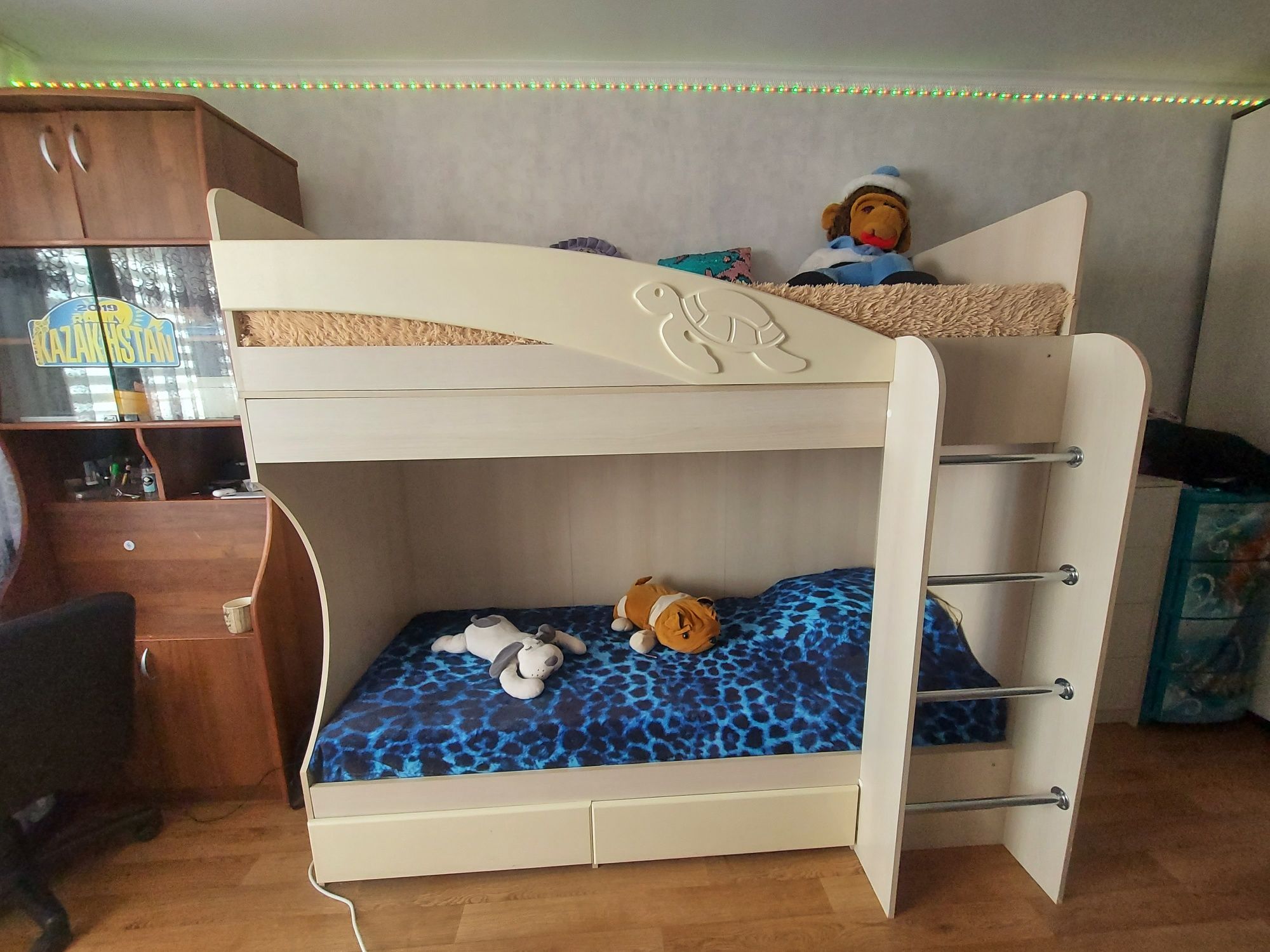 Продаю двух ярусную кровать