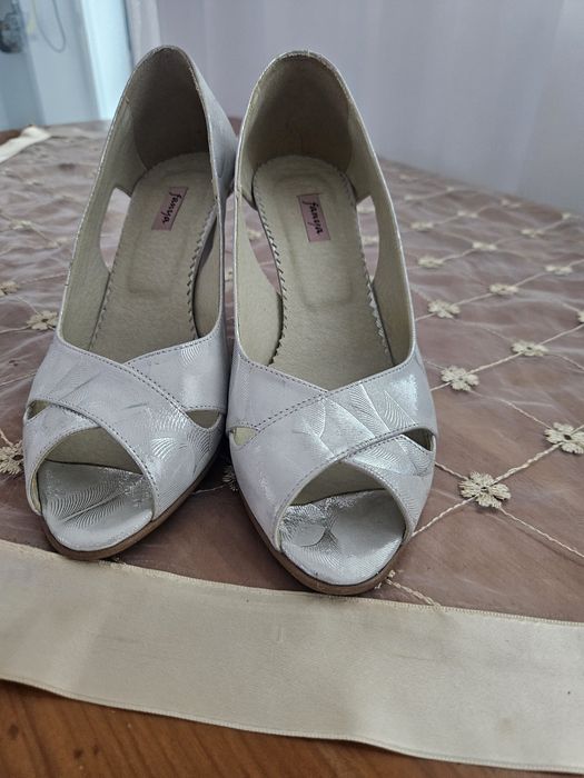 Pantofi damă argintiu, ocazie!