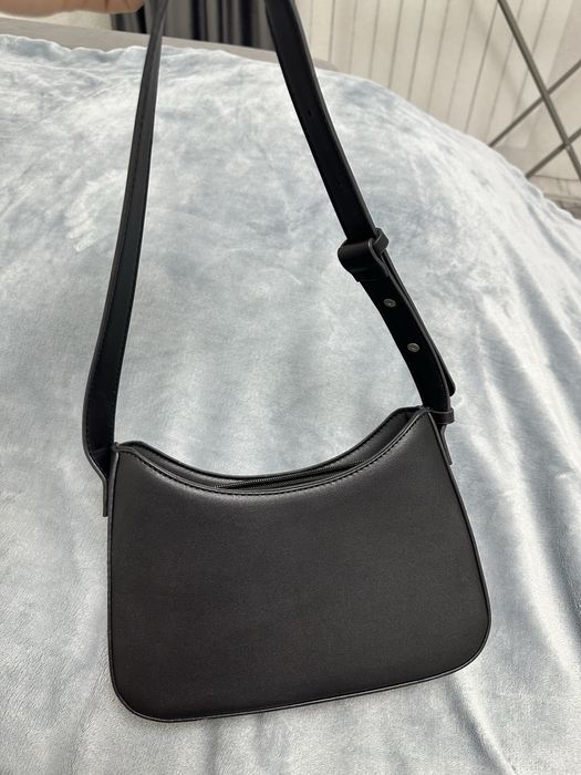 Маленькая сумочка через плечо в хорошем состоянии