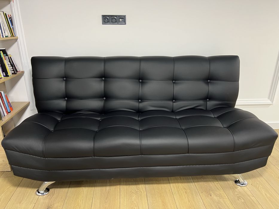 Продаю стильный черный диван в отличном состоянии!