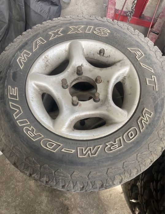 Алуминиевд Джанти с гуми 5х139.7 15 цола