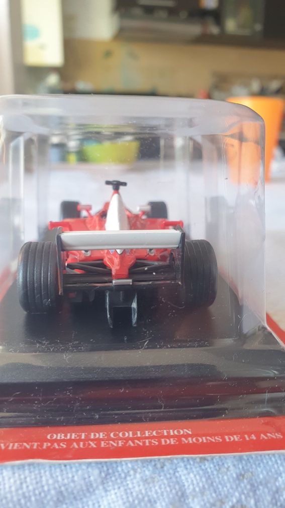 Macheta f1 2002 automodel de colectie ferrari cu licenta 1:43