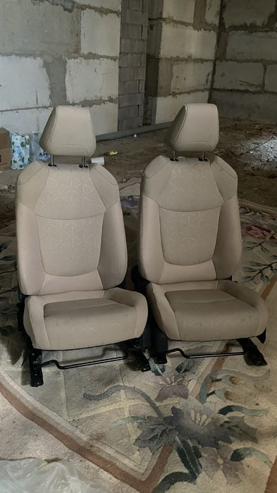 Передние кресла от Toyota RAV4 2019 года