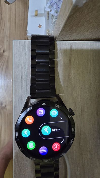 Смарт часовник с който може да следите пулс ,кръвно, и мкого други