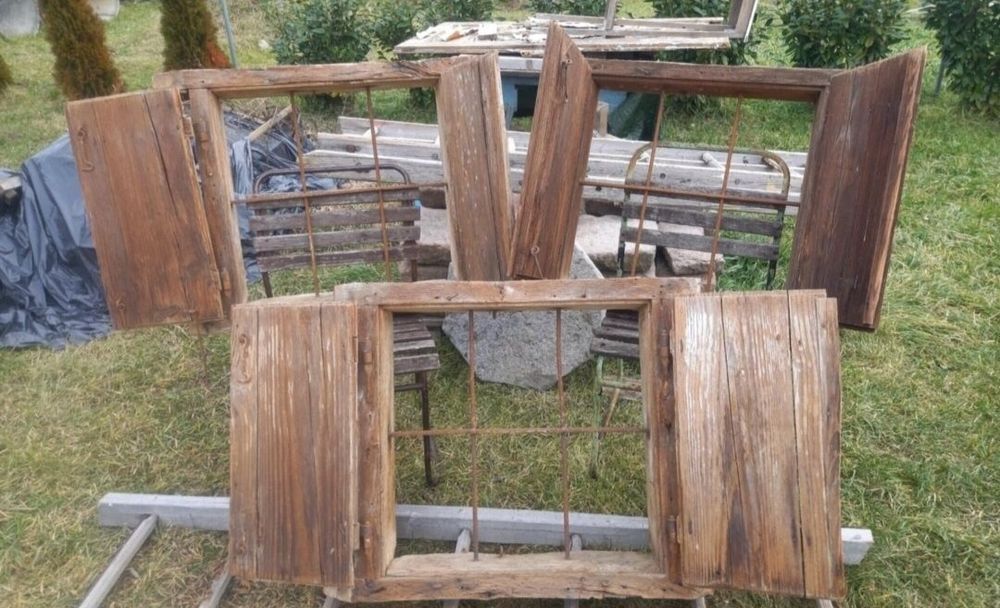 Vitrină de biblioteca Lingel 100de ani.fereastra masa diverse din lemn