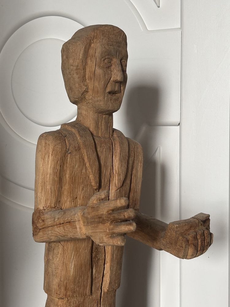 Sculptura lemn veche reprezentand-o pe scriitoarea Herta Muller, Nobel