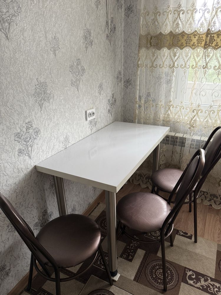 Стол со 3 стульями