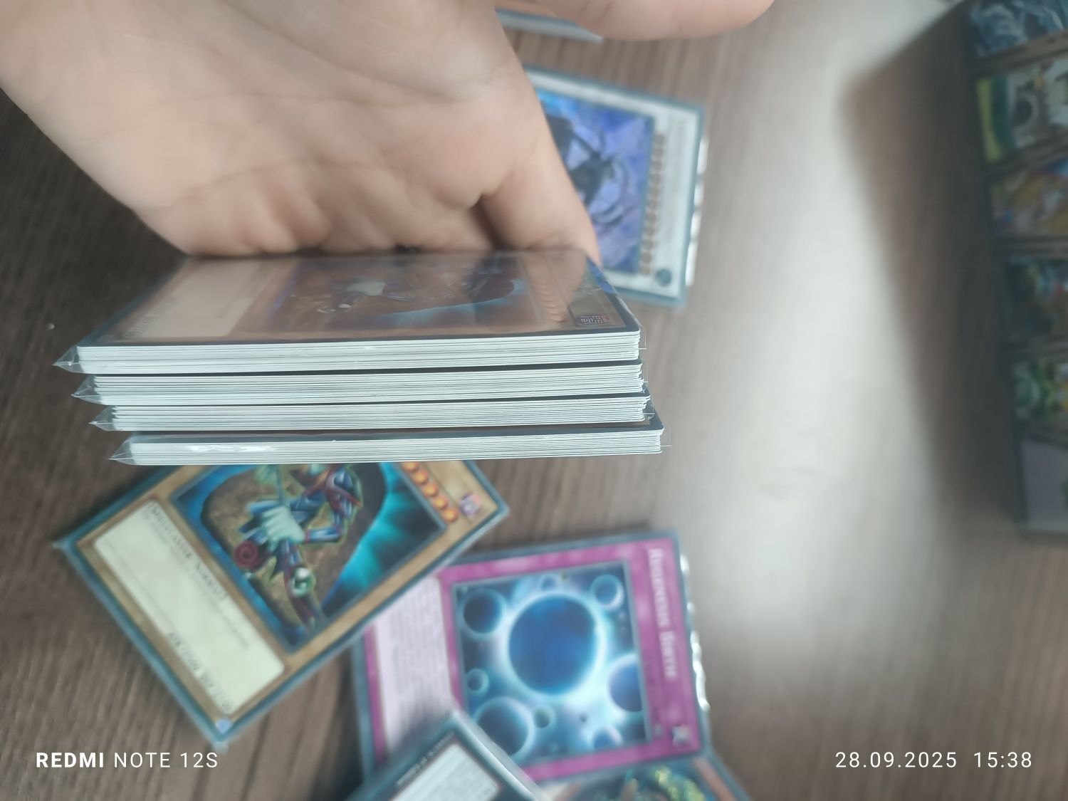 Изобилие от игрални карти yu gi oh за продан в добро състояние