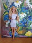 Păpușa Barbie cu haine confecționate