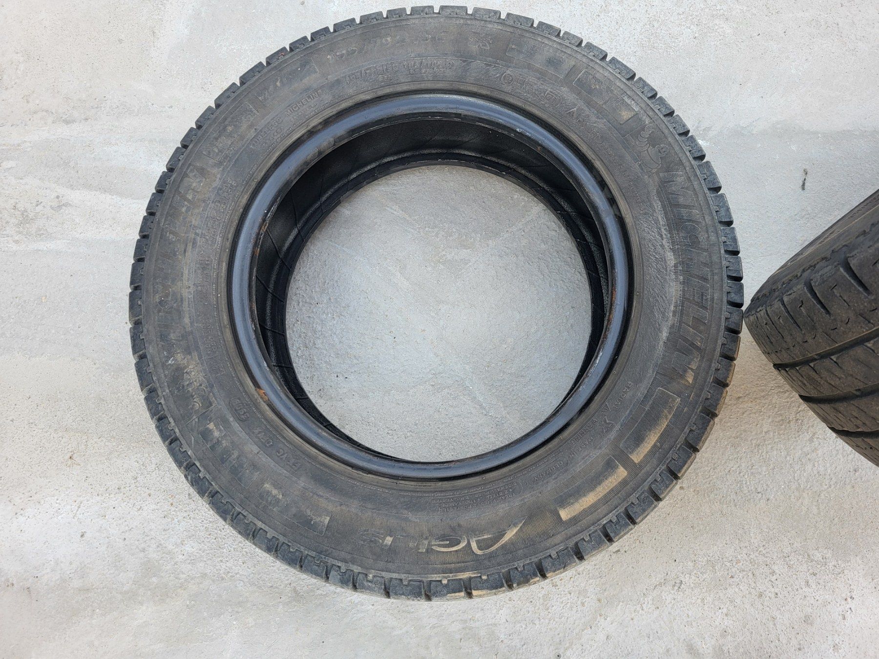 Летни гуми Michelin Aglis. 195/70/15R 104/102R
Гумите са