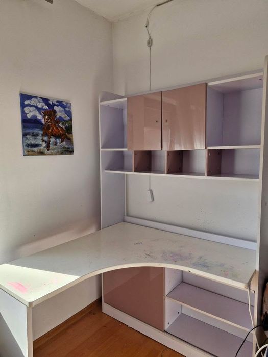 Birou cu rafturi incorporate