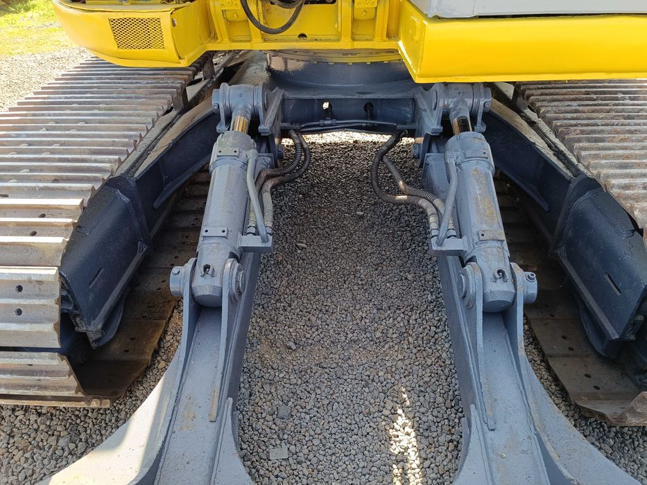 Excavator pe senile cu lama, 15 tone, New Holland E 135SR, 2011