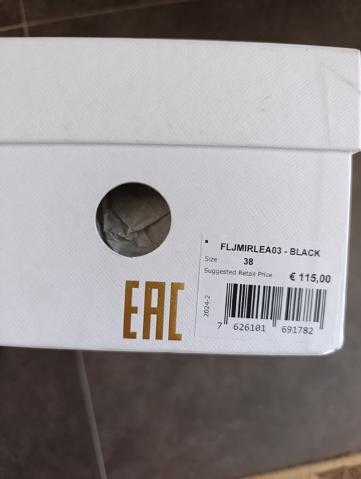 Кожени сандали Guess