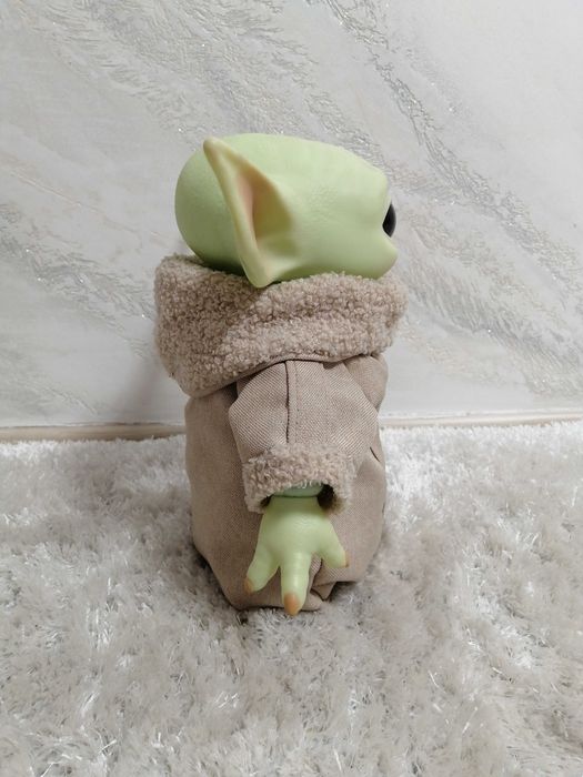 Vând Figurina Baby yoda Star Wars