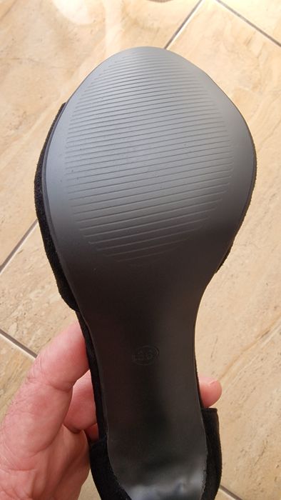 Sandale cu toc noi în cutie