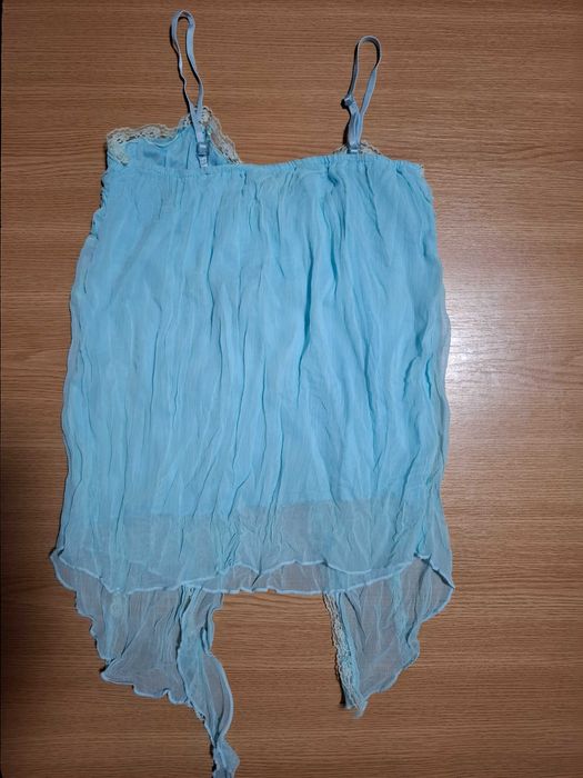 Top albastru (bleu) elegant, cu detalii florale și mărgele, mărime S-M