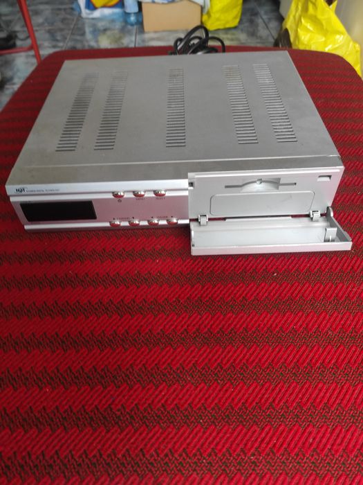 Receiver digital satelit Hyundai pentru digital TV, cu telecomandă, în