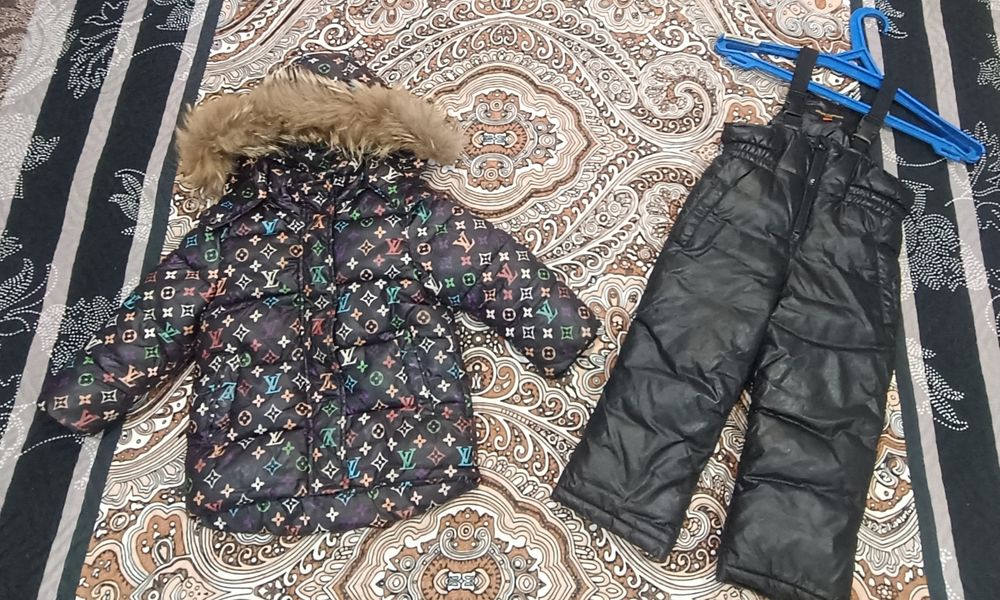 Детский зимний комбинезон. Куртка и штаны.