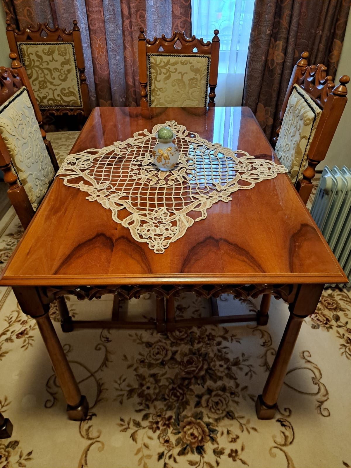 Set mobilă lemn masiv nuc – canapea, vitrină cu oglindă, masă extensib