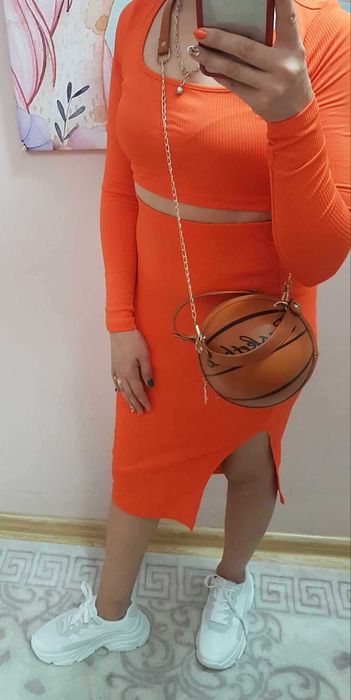 Дамски комплект състоящ се от топ и пола