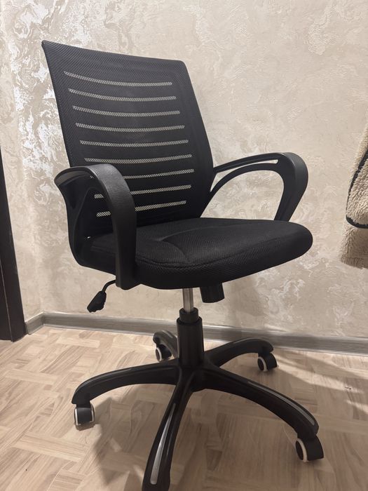 Продам компьютерное кресло‼️ и стол‼️