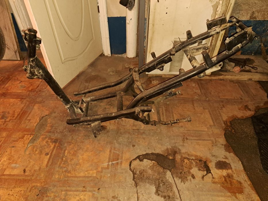 На скутер рама и пластики