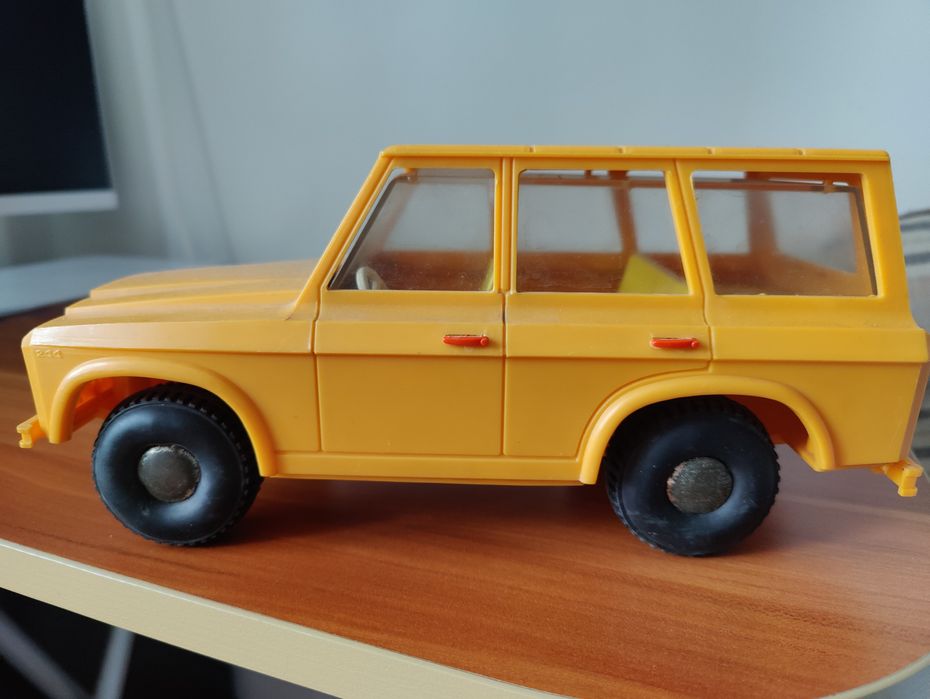 Vînd jucarie/machetă Aro 244 perioada anilor '80.