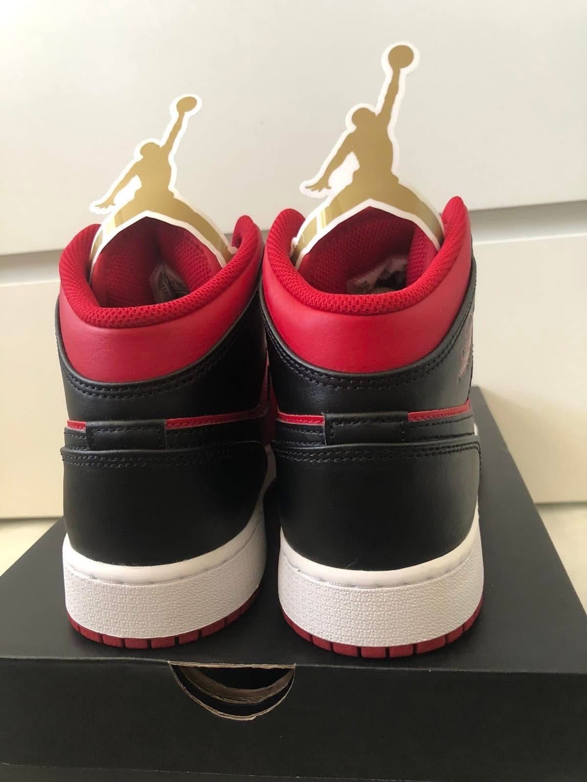 NIKE AIR JORDAN 1 MID маратонки емблематичните цветове CHICAGO BULLS