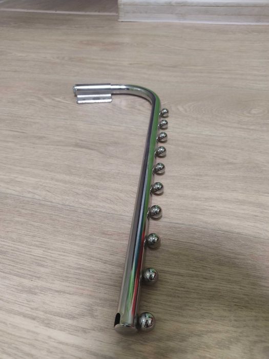 Вешалка металлическая.