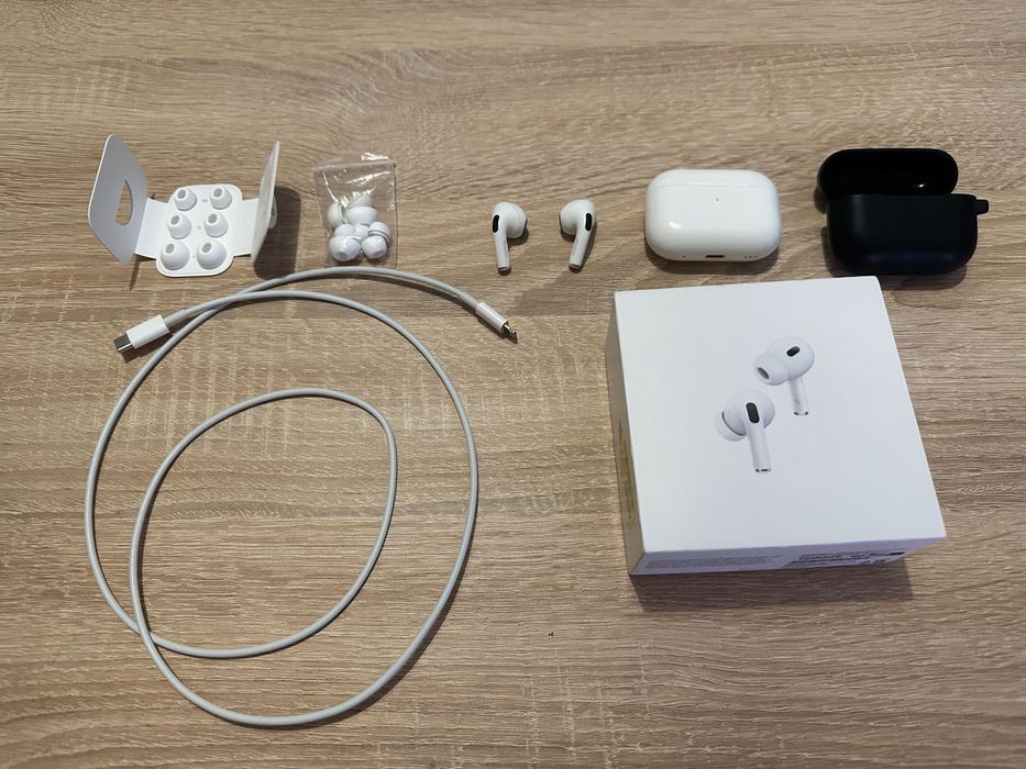AirPods Pro 2 (ca noi, cu husă și două seturi de capete)