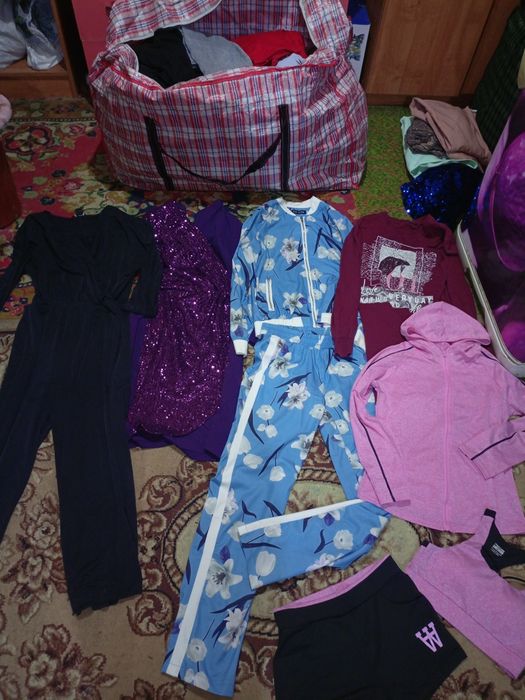 Огромная сумка с женскими вещами