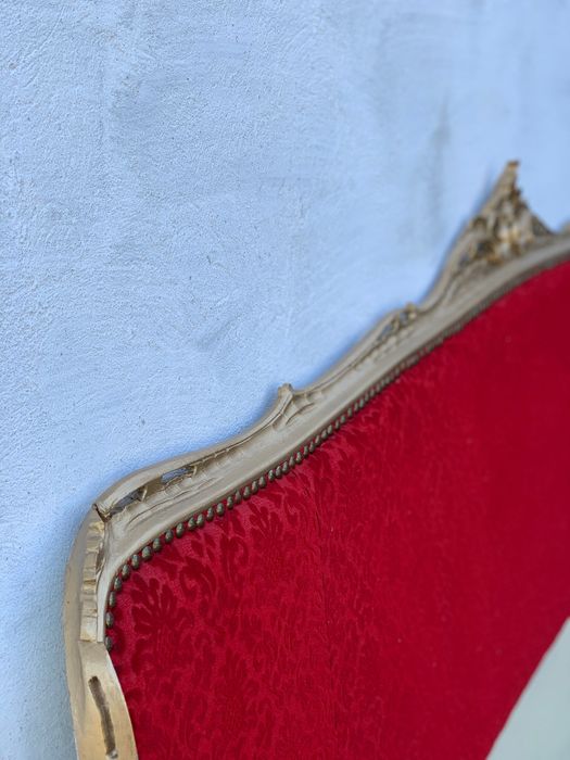 Pat din lemn de culoare crem cu tapiterie rosie si somiera