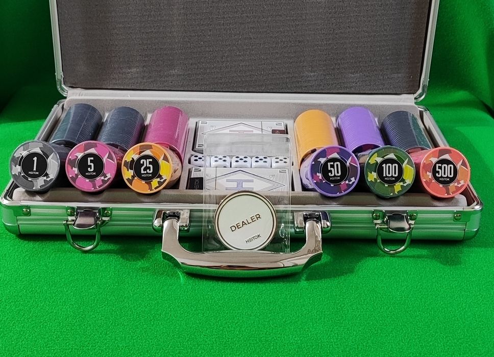Покерный набор 300 фишек керамические фишке. Покер набор.