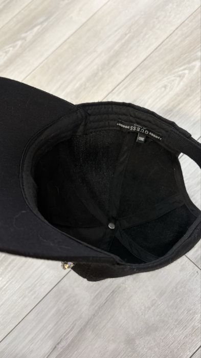 Guess дамска красива шапка с козирка